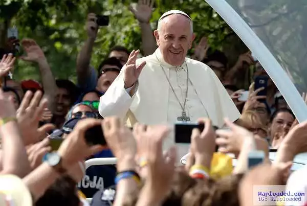 Pope Francis plays matchmaker at youth jamboree